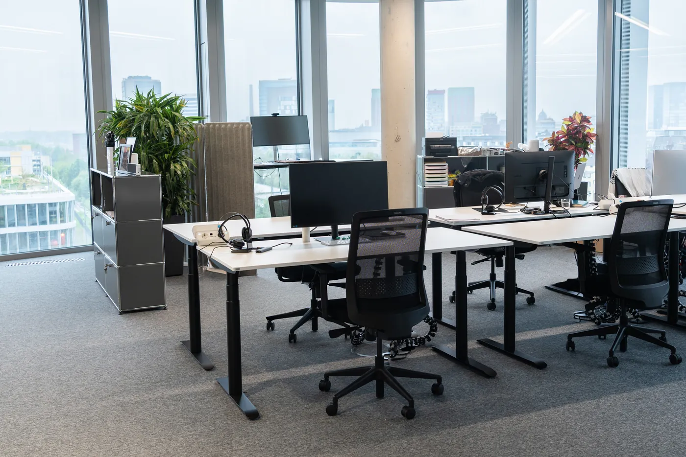 Arbeitsplätze auf dem Recruiting-Floor mit Blick über Düsseldorf