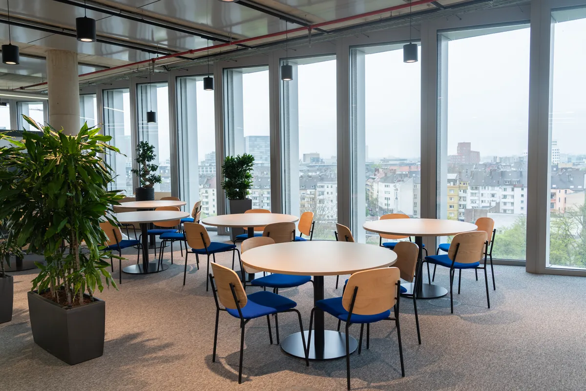 Besprechungsecke mit runden Tischen und Blick über Düsseldorf