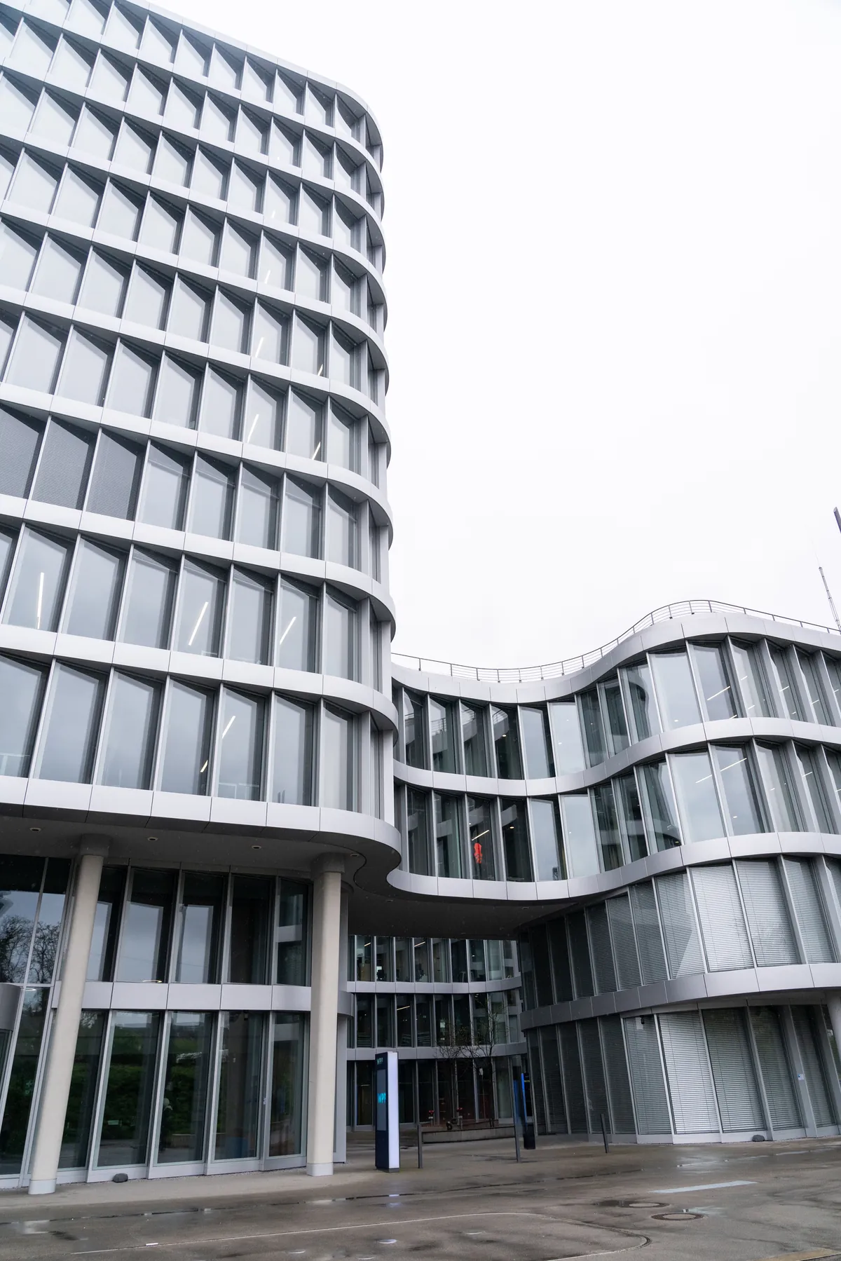 Bürogebäude Völklinger Straße 33 in Düsseldorf mit geschwungener Glasfassade