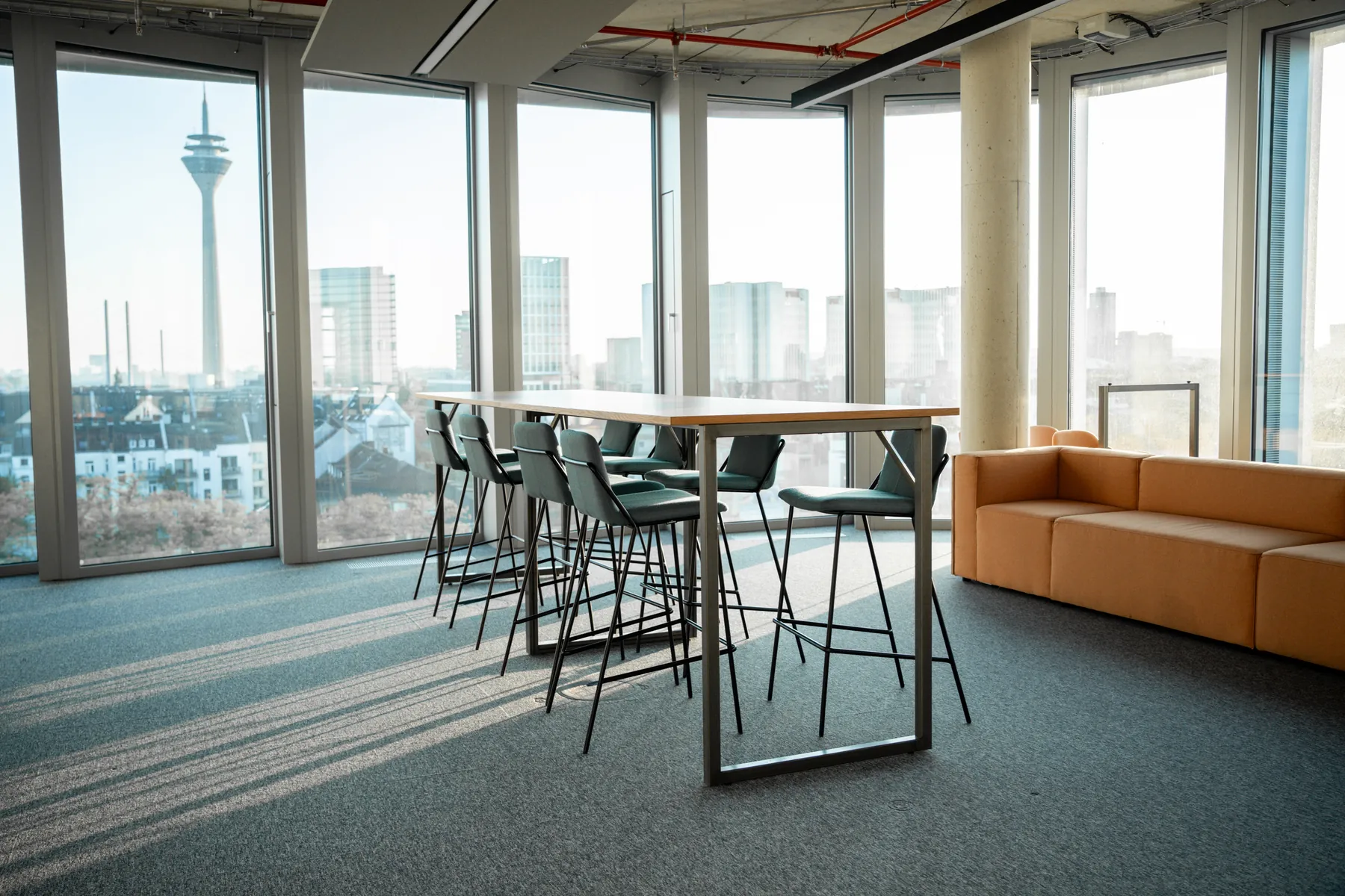 Besprechungsbereich in der 7. Etage des Candidate Flow® Büros mit Blick auf den Düsseldorfer Rheinturm