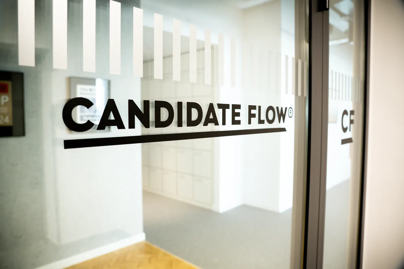 Candidate Flow® Wortmarke auf der Glastür zum Büro
