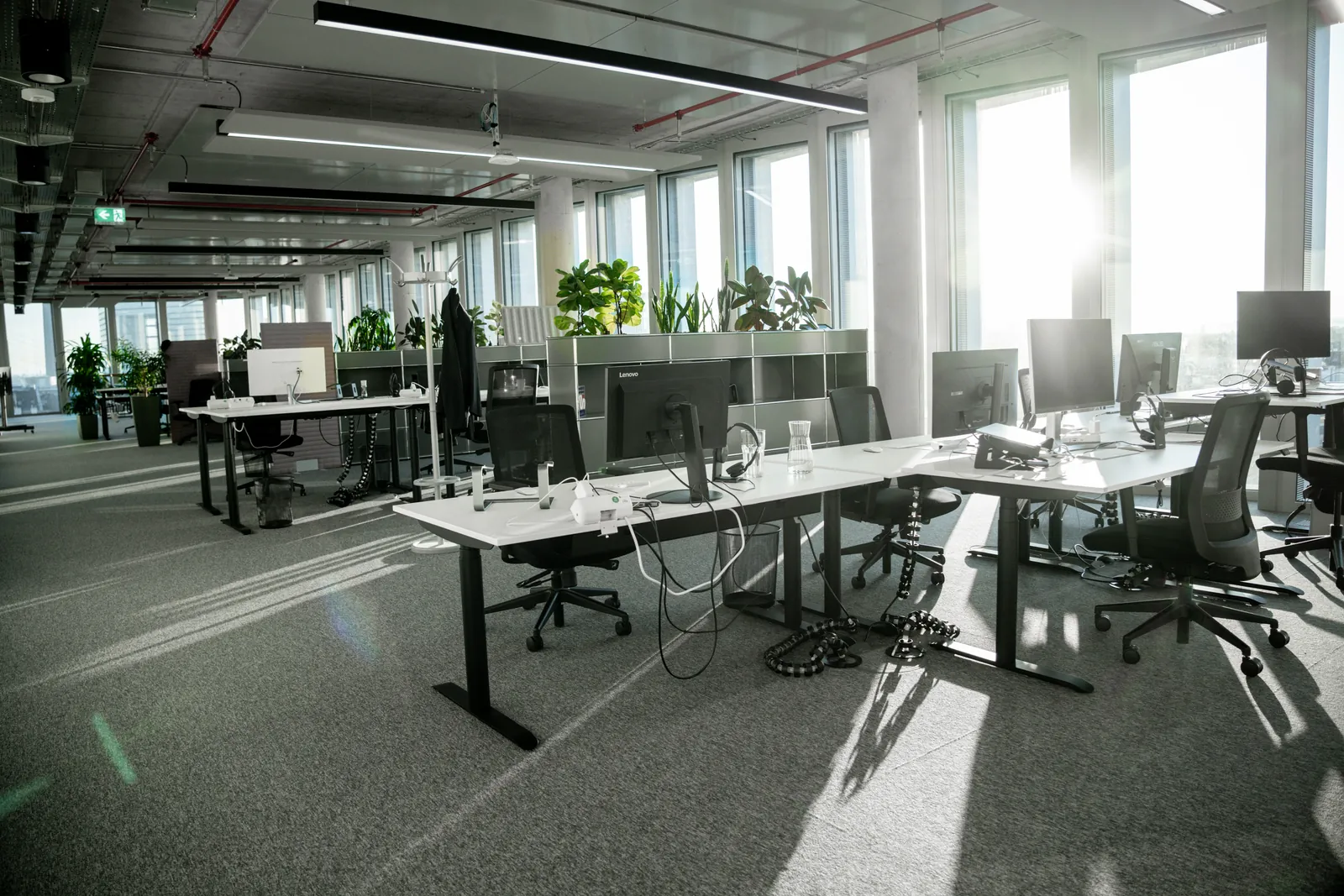 Recruiting-Floor der Candidate Flow® GmbH in der 7. Etage mit Arbeitsplätzen und Fensterfront