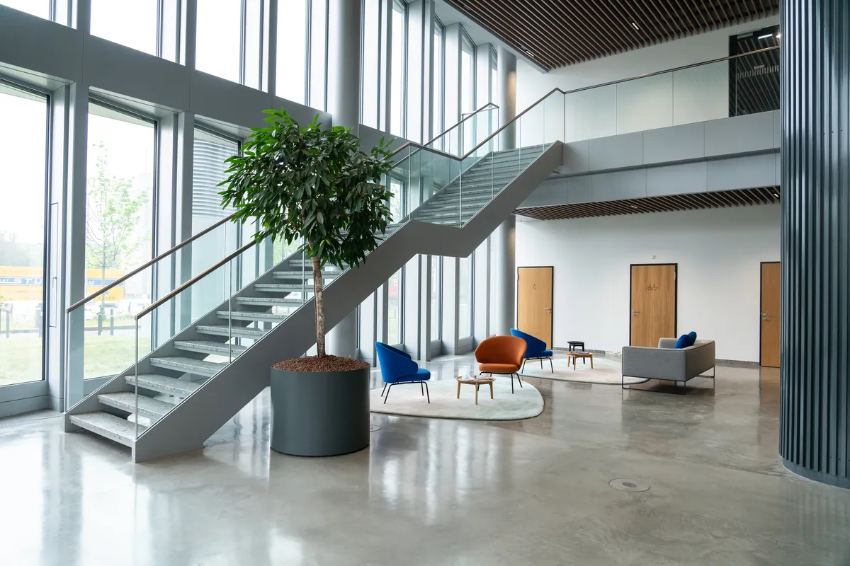 Lobby mit Treppe und Sitzecke im Erdgeschoss