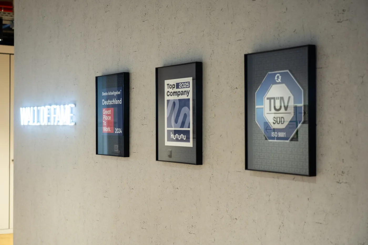 Wall of Fame im Candidate Flow® Büro mit TÜV-SÜD-Zertifikat und Arbeitgeber-Auszeichnungen