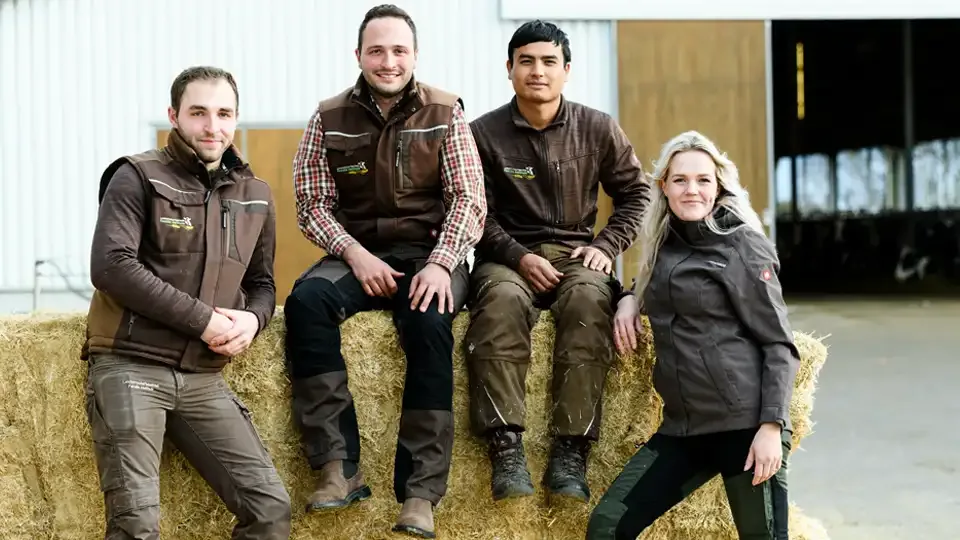 Landwirtschaftsbetrieb Familie Helthuis – 2 Tierfütterer eingestellt
