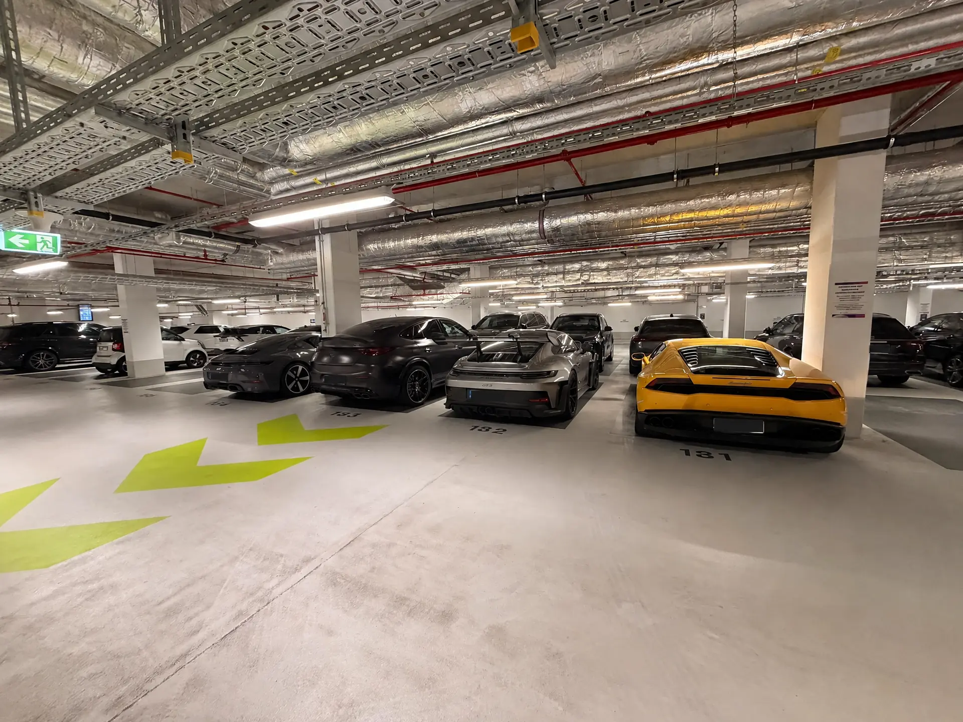 Tiefgarage mit Sportwagen – Kennzeichen unkenntlich gemacht