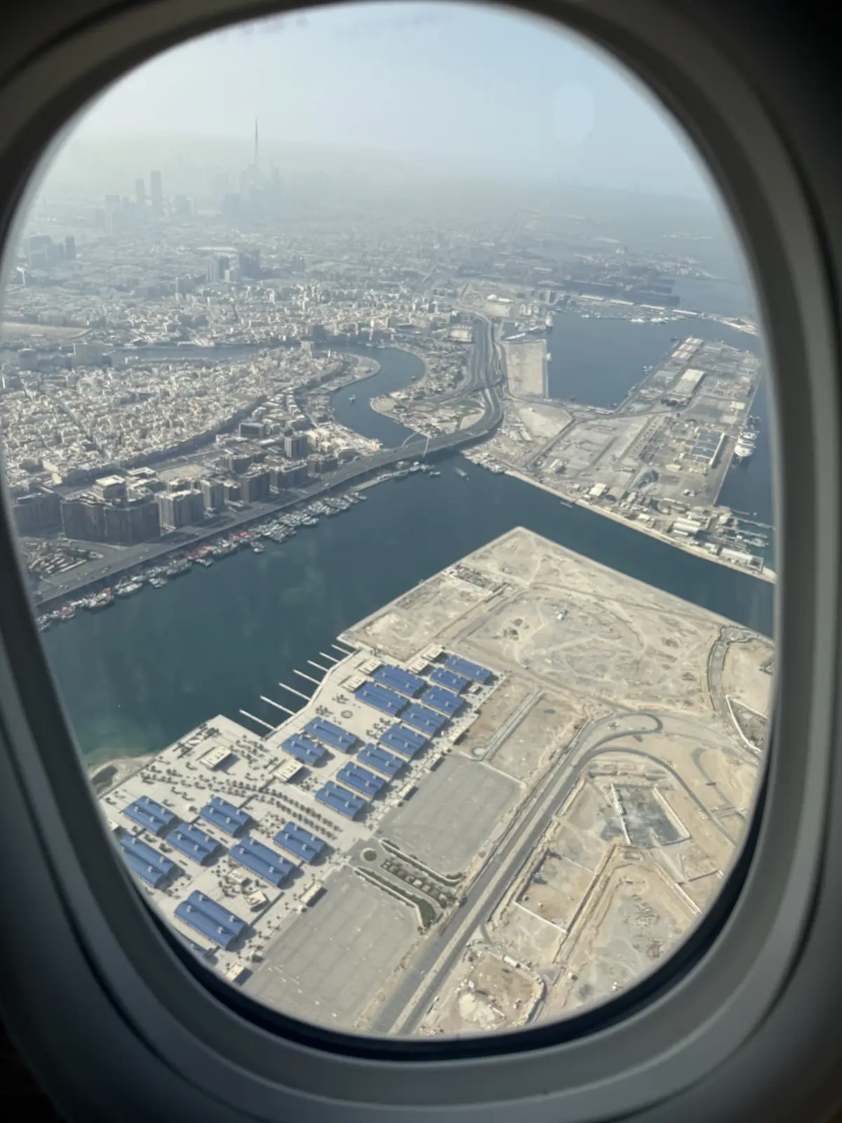 Blick aus dem Flugzeugfenster über Dubai – Dubai Team-Incentive