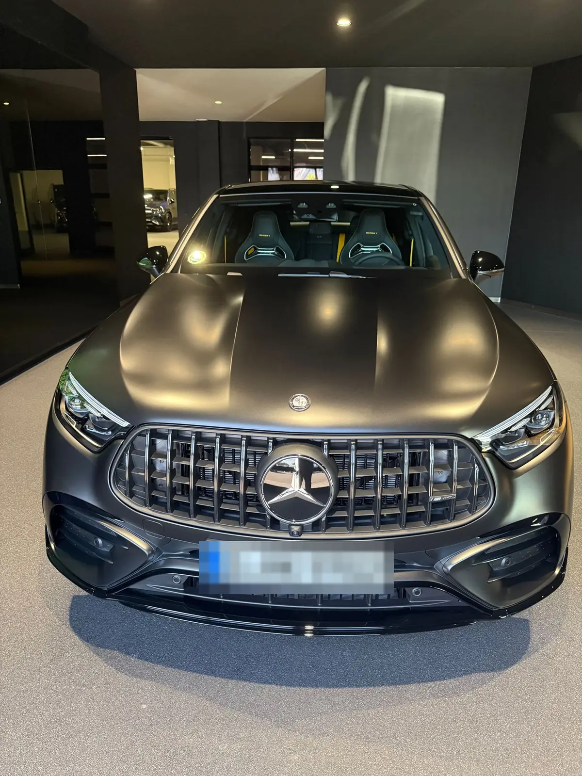 Mercedes-AMG bei der Auslieferung – Kennzeichen unkenntlich gemacht