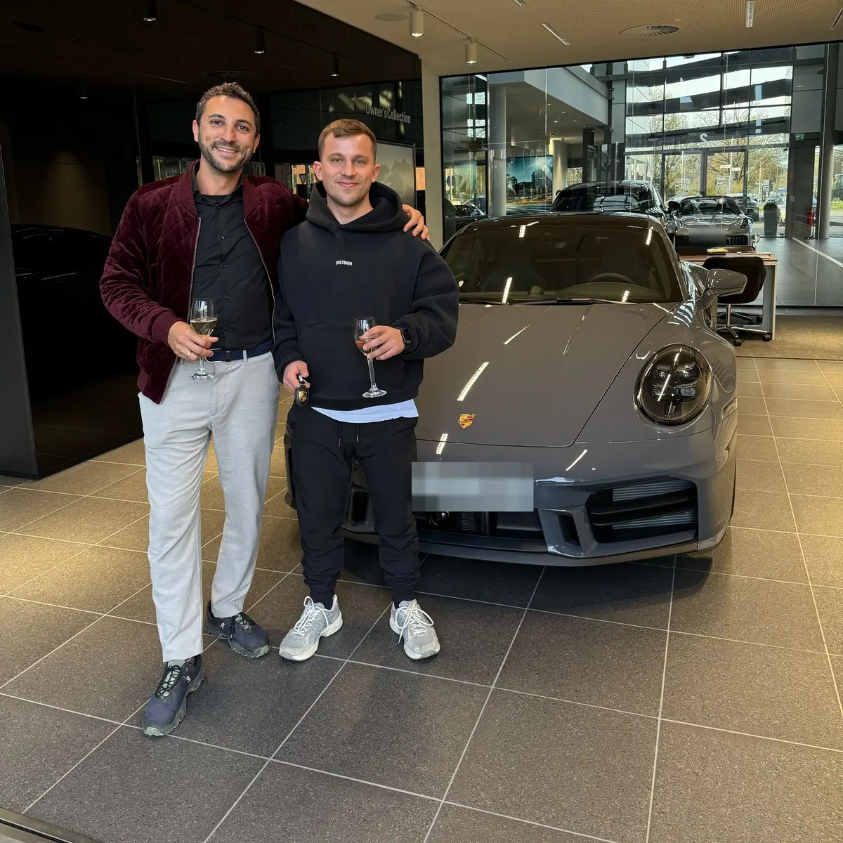 Zwei Kollegen von Candidate Flow® bei der Abholung eines Porsche 911 – Kennzeichen unkenntlich gemacht