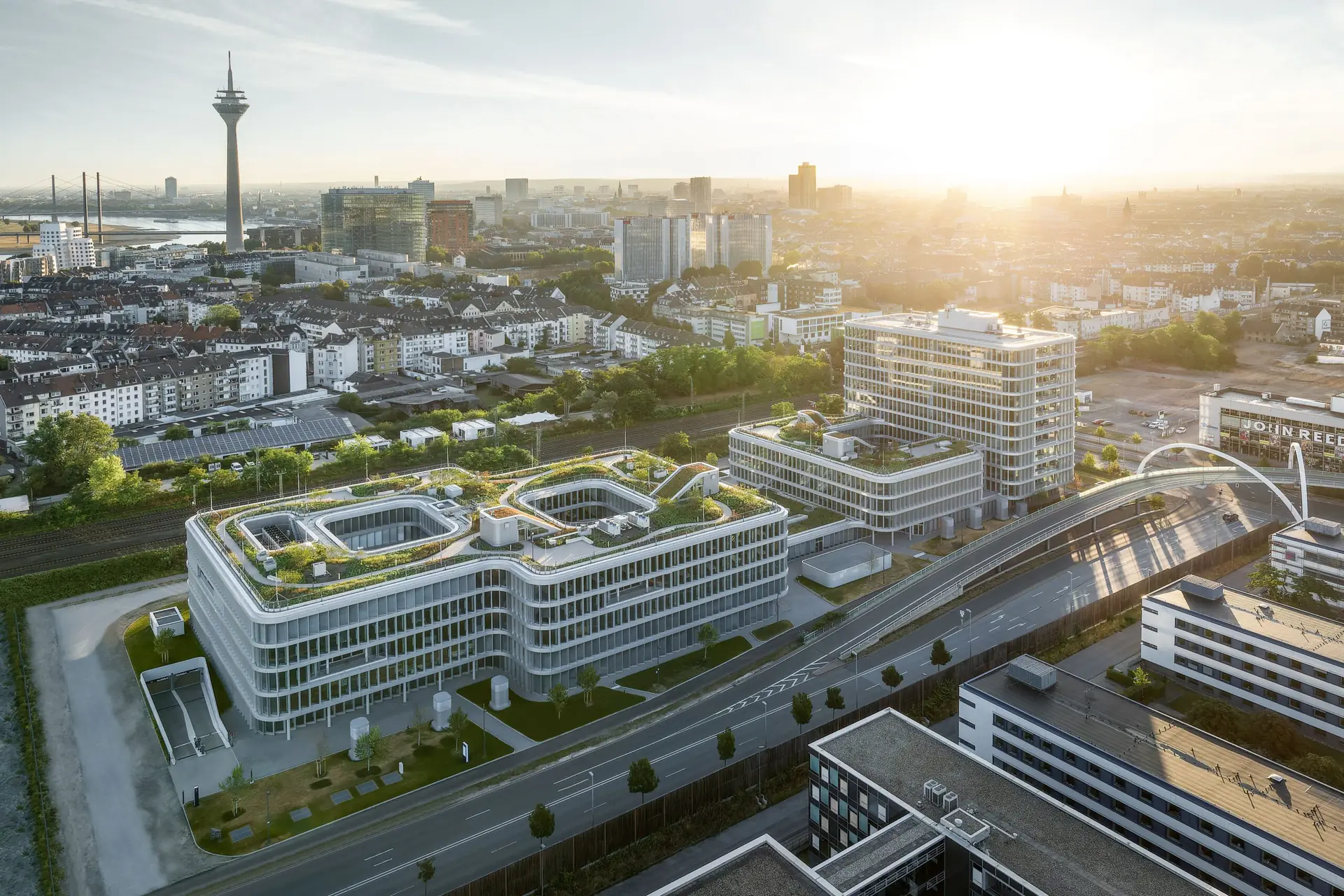 Blick über den Düsseldorfer Medienhafen mit dem Hauptsitz der Candidate Flow® Gruppe